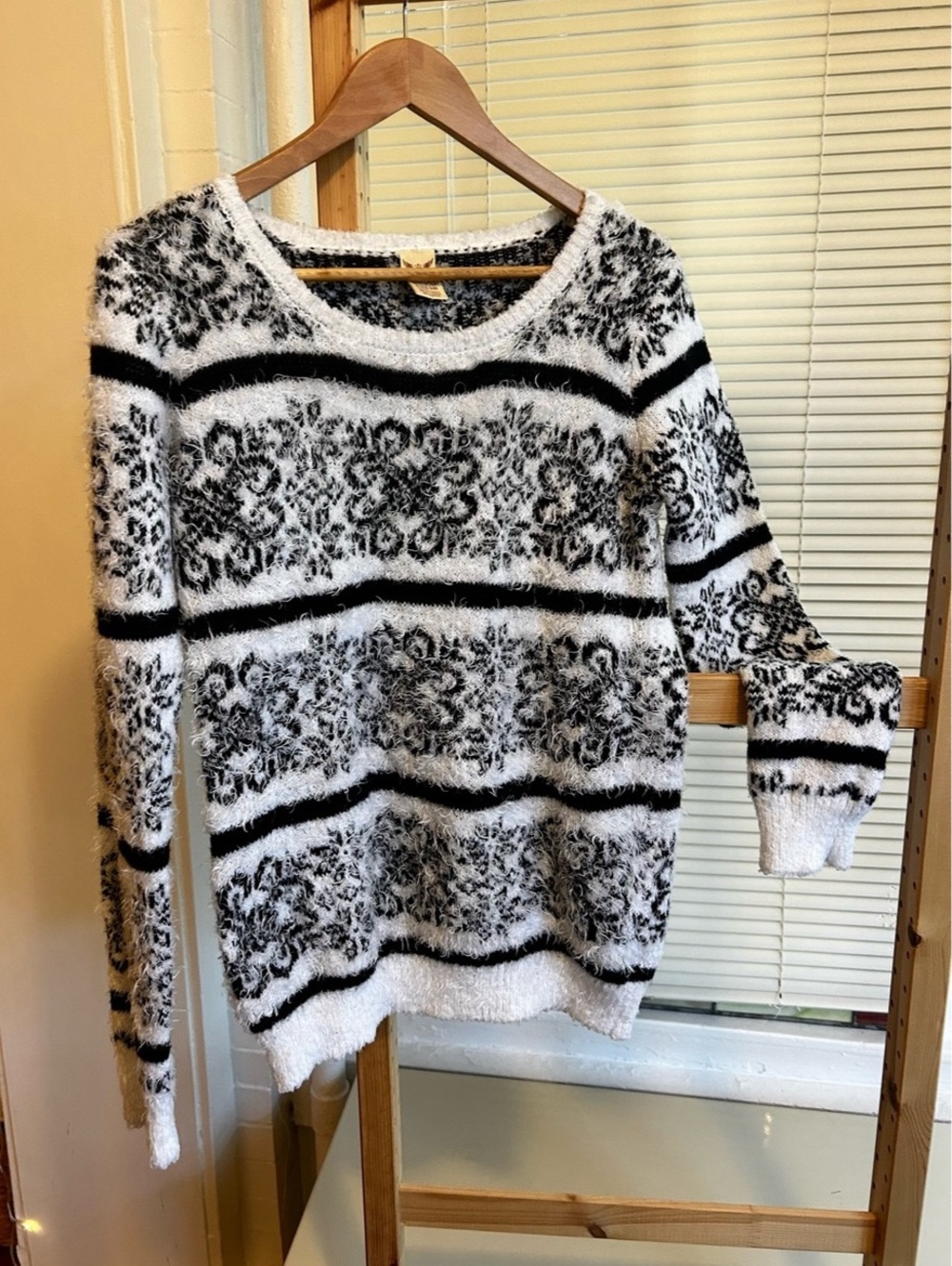 Faded Glory Fuzzy Geometric Crewneck Sweater in White & Black Size Large